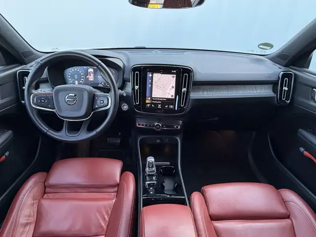Volvo XC40 view 3