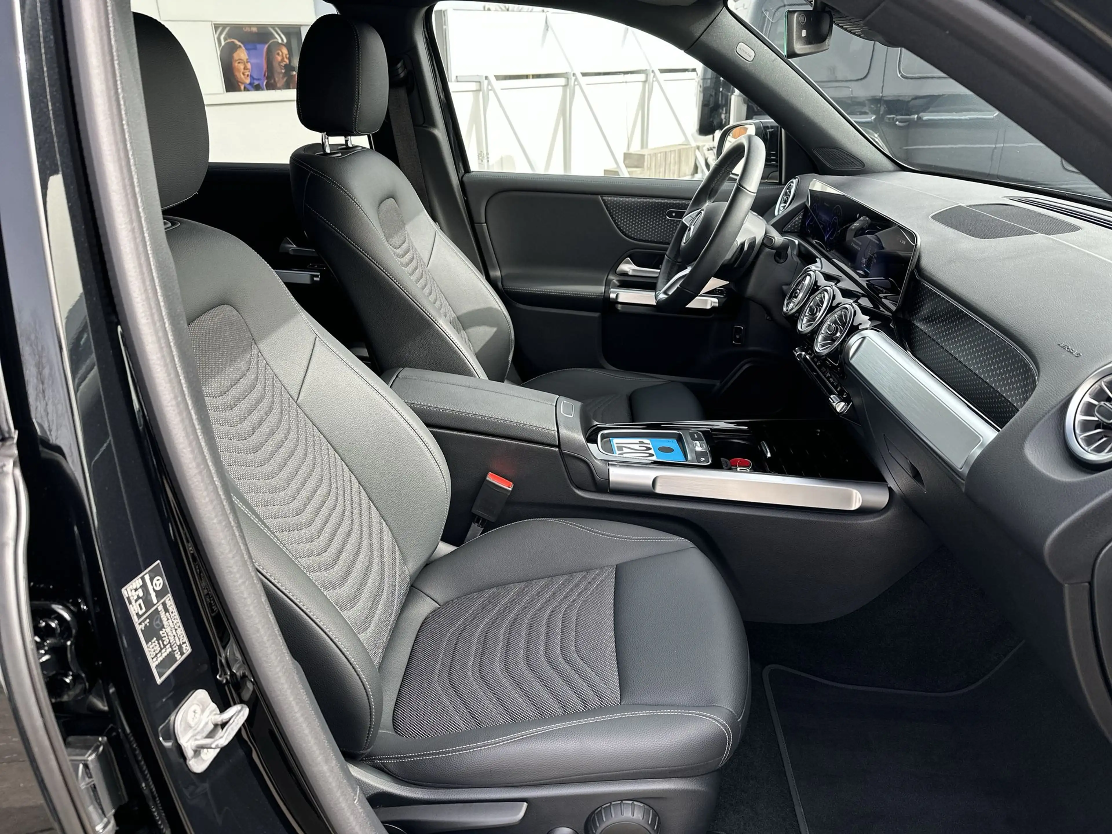Mercedes-Benz EQB 300 4Matic 7 PLAATS Distronic  Sfeer Nightpack — photo 11