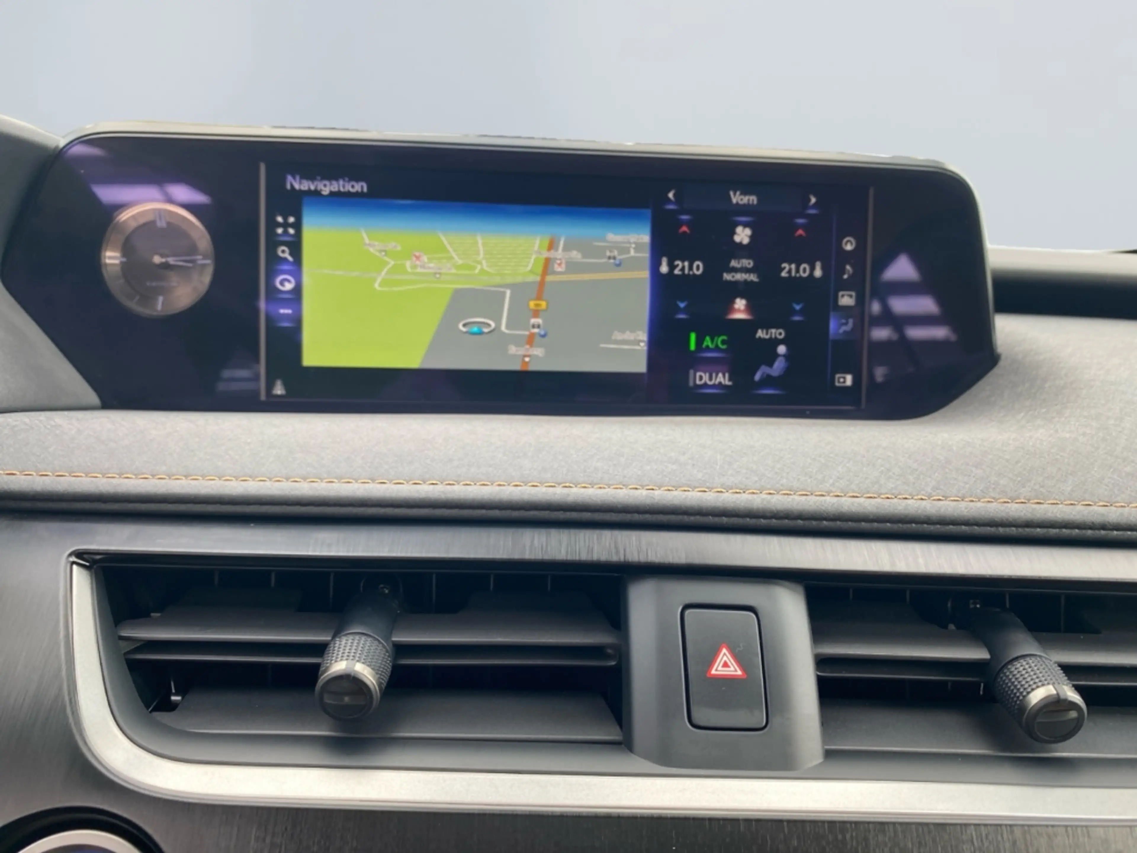 Lexus UX 250h Luxury Line *Klimasitze*360°*HUD*Levinson* — photo 15