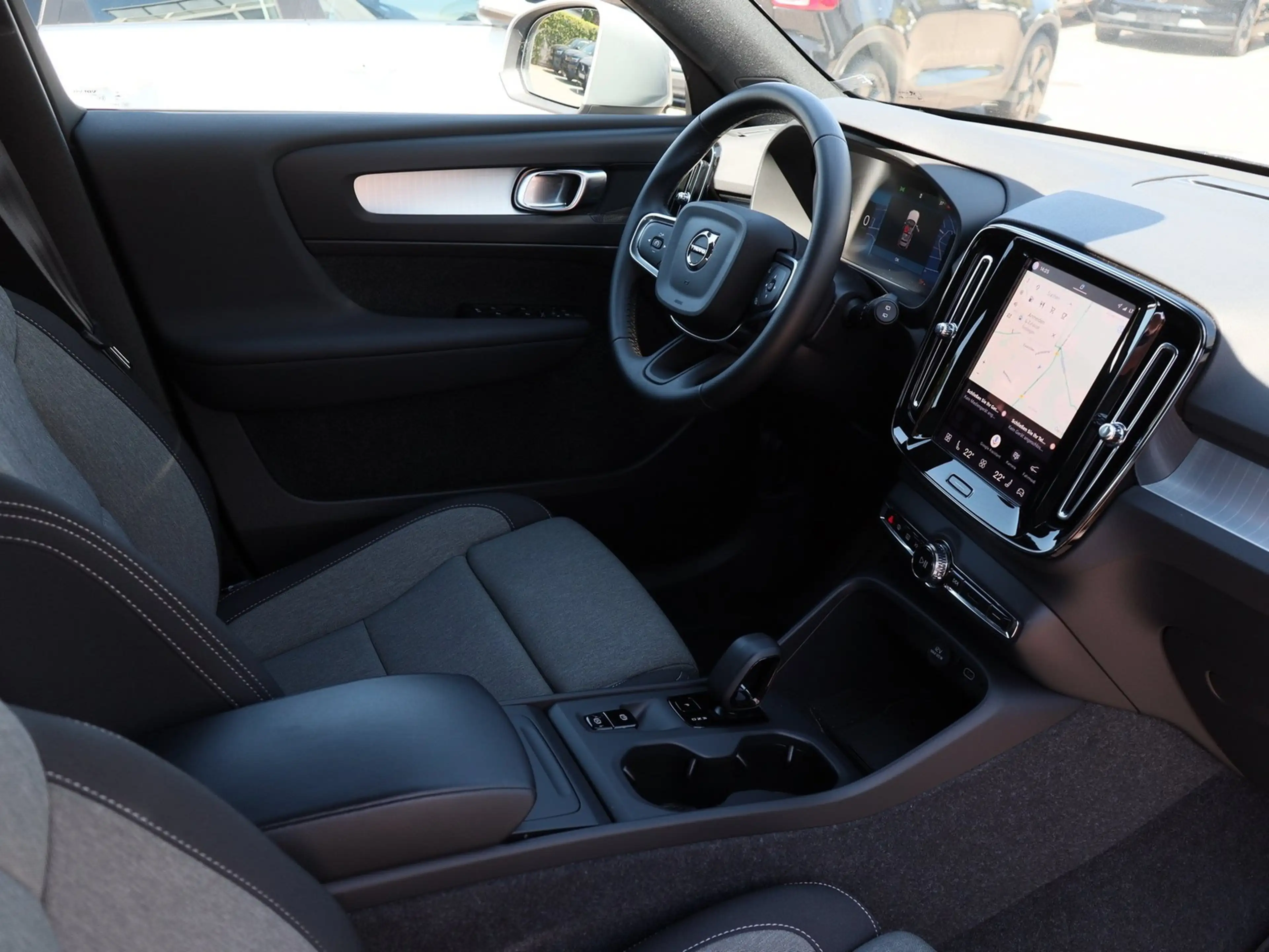 Volvo XC40 B3 Core — photo 3