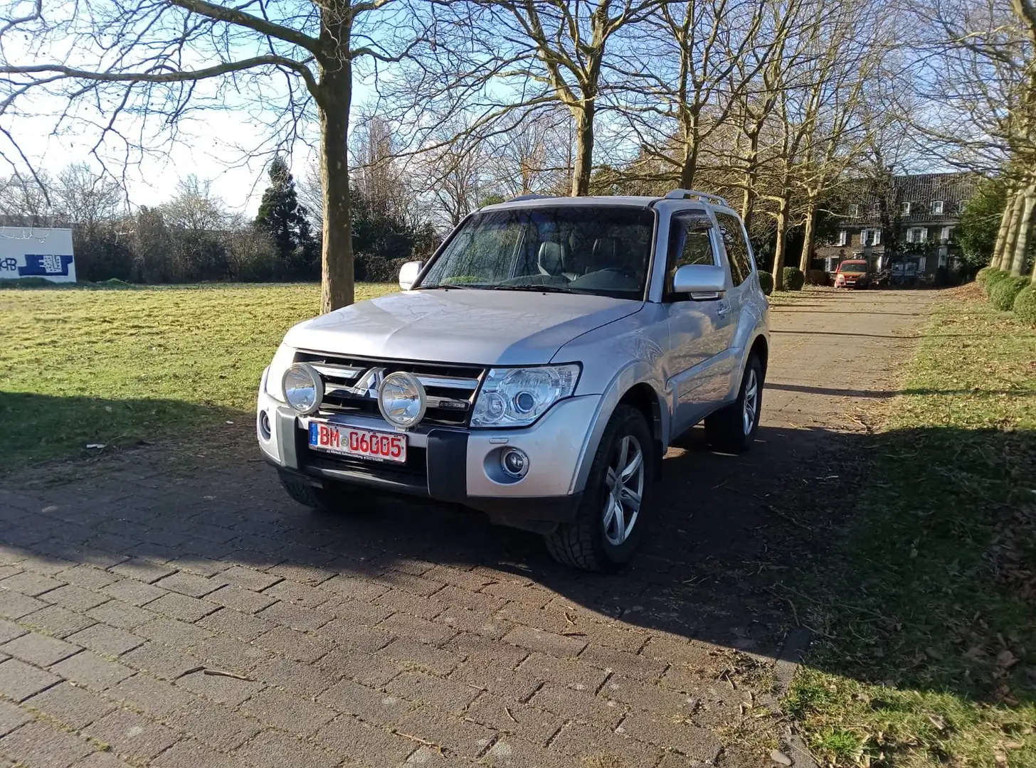 Mitsubishi Pajero 3.2 DI-D Automatik Intense Silber - 1