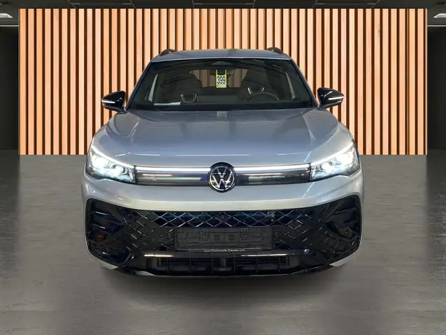 Volkswagen Tiguan view 4