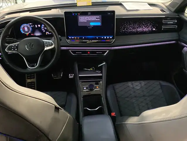 Volkswagen Tiguan view 3