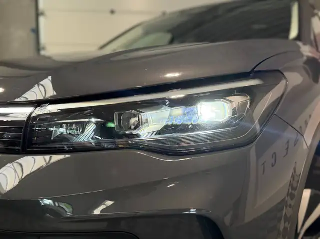 Volkswagen Tiguan view 4