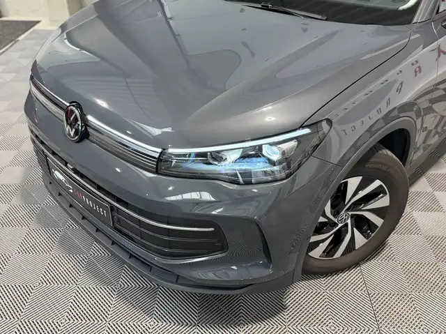 Volkswagen Tiguan view 3