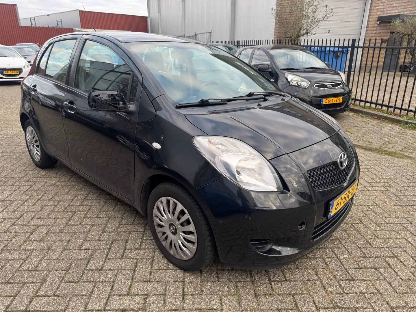 Toyota Yaris 1.3 VVTi Sol Airco Zwart - 1