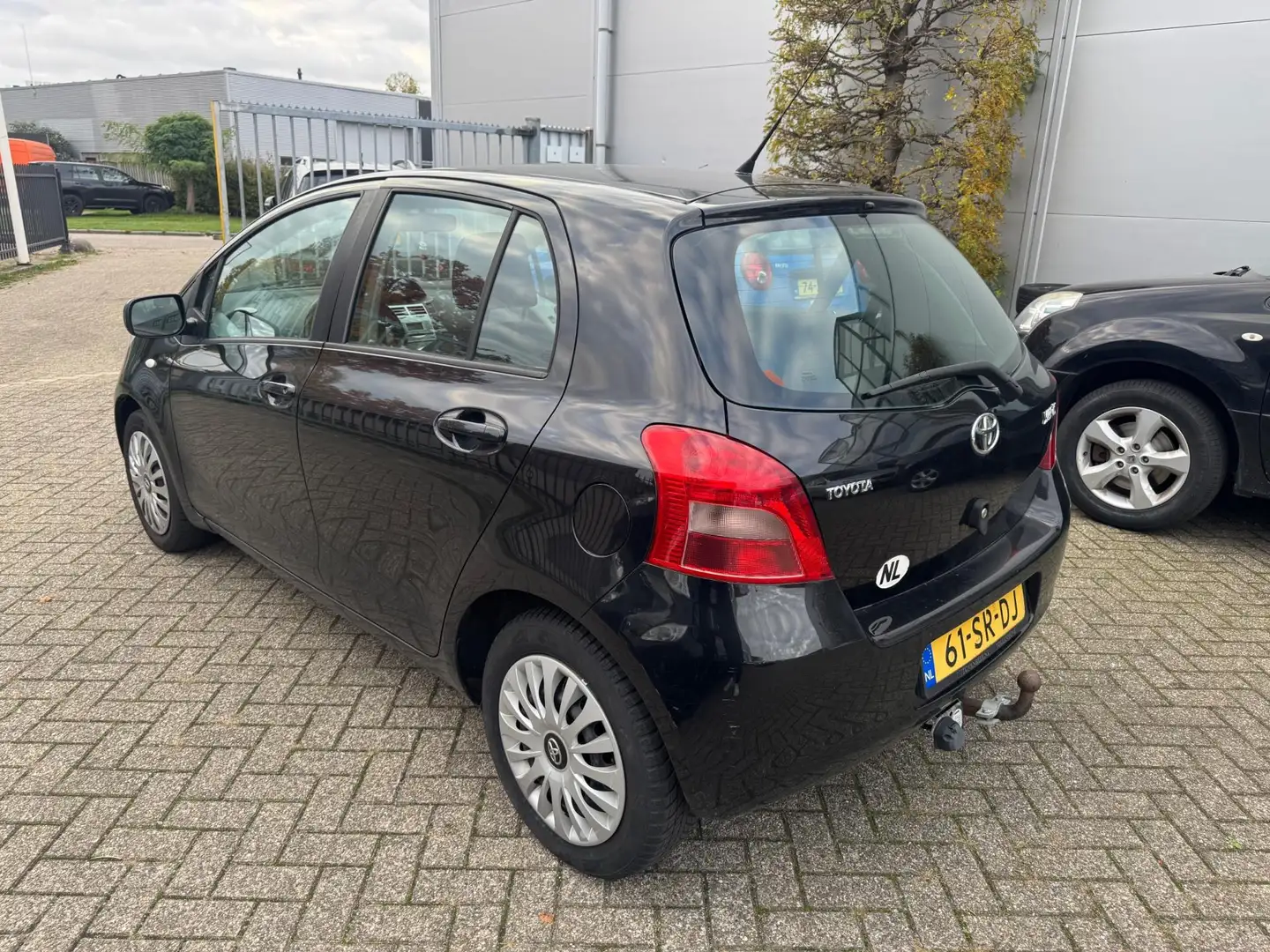 Toyota Yaris 1.3 VVTi Sol Airco Zwart - 2