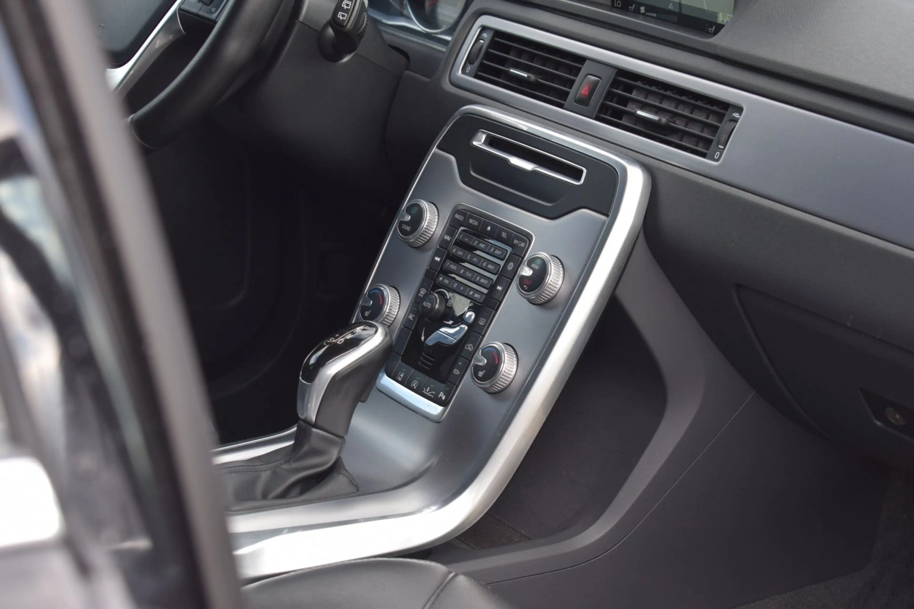 Volvo XC70 SUMMUM/S-DACH/ACC/STANDHEIZUNG/1.HAND — photo 14