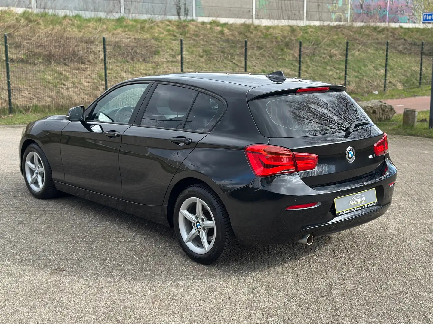 BMW 116 1-serie 116i Executive NAVI I NIEUWE BANDEN I PARK Zwart - 2