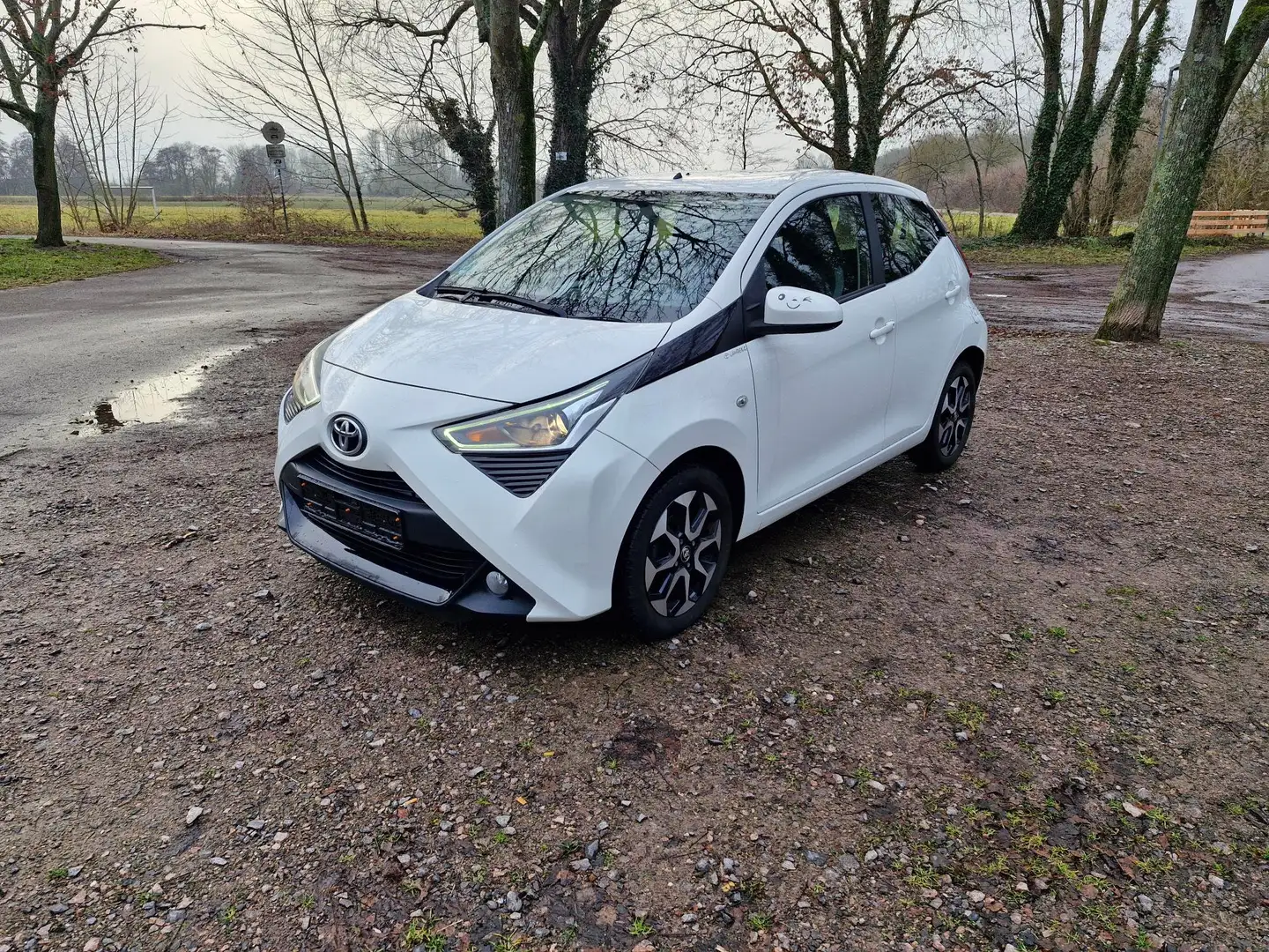 Toyota Aygo x-play connect Blanc - 1
