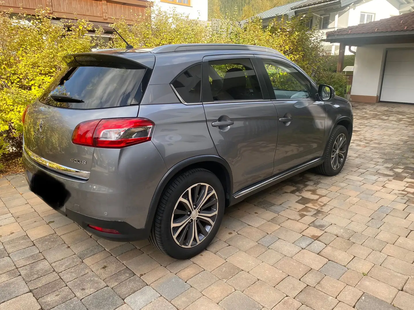 Peugeot 4008 1,6 HDi 115 FAP Allure Grau - 2