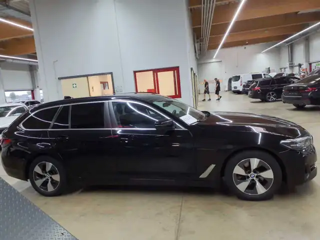 BMW 5 Series view 4