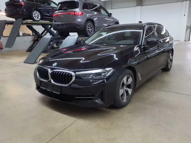 BMW 5 Series view 3