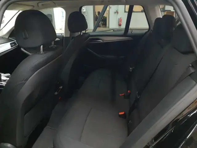 BMW 5 Series view 8