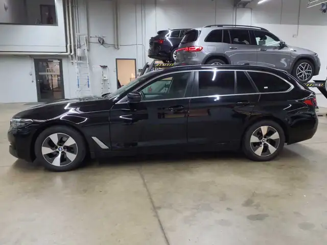BMW 5 Series view 6