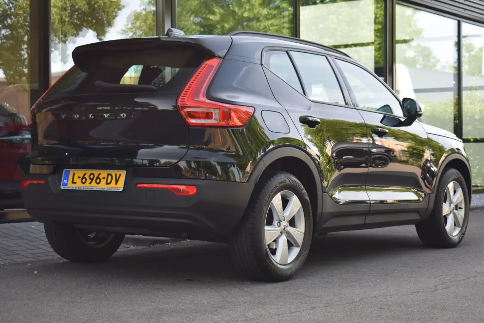 Volvo XC40 T2 129pk Aut. Momentum Core | Navigation-Tech Noir - 2