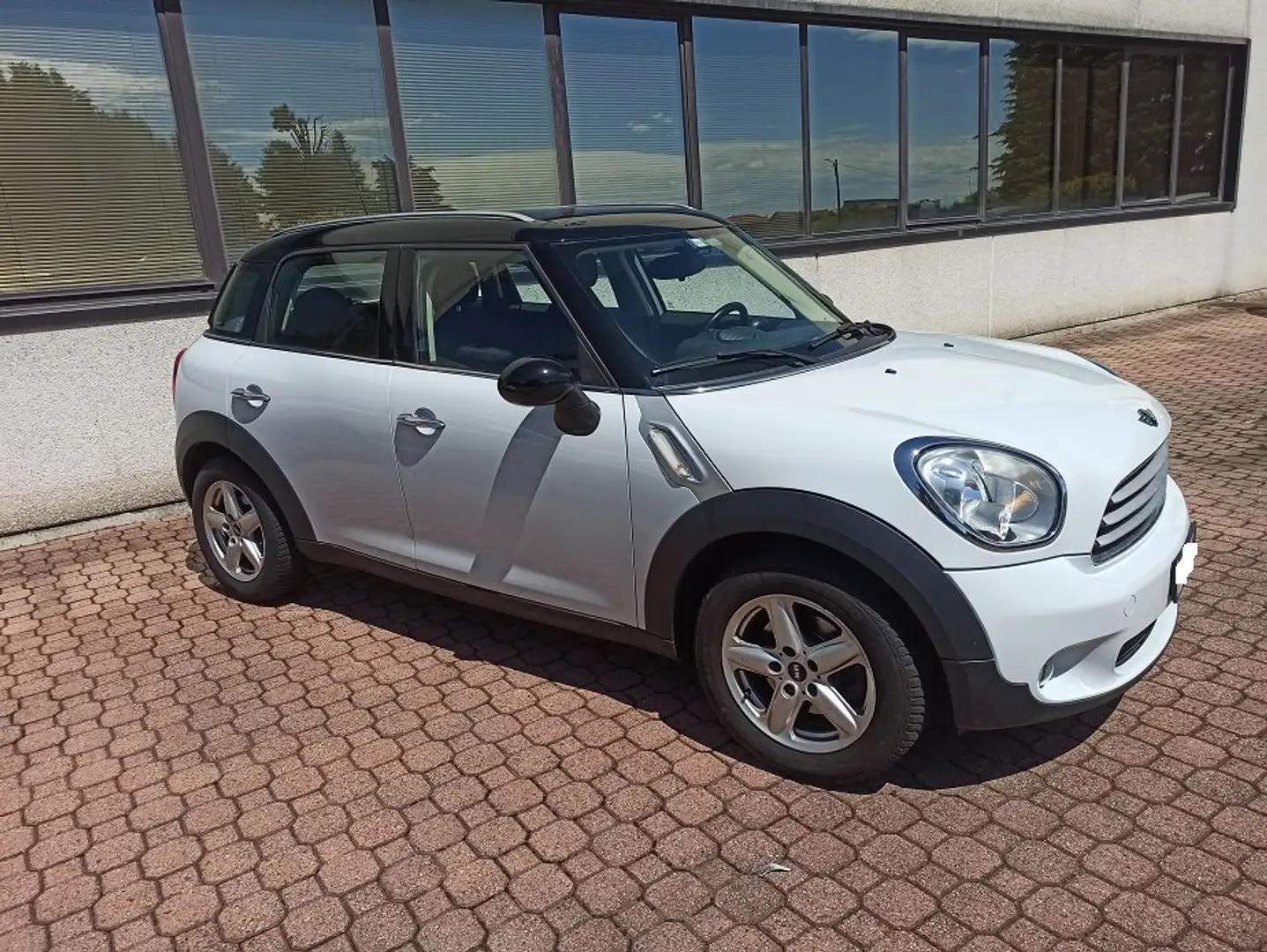 MINI Countryman D Biały - 1