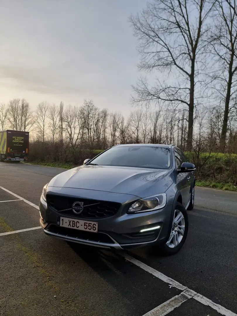 Volvo V60 Cross Country D3 Kinetic Gris - 1