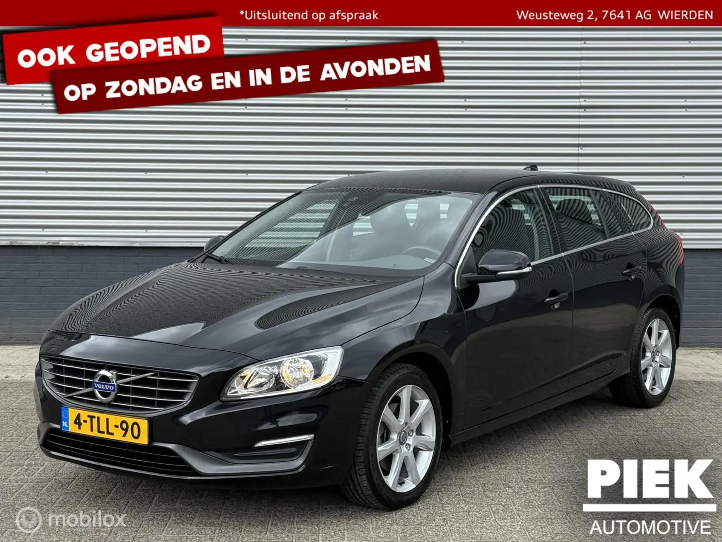 Volvo V60 1.6 T3 Momentum AUTOMAAT, TREKHAAK Zwart - 1