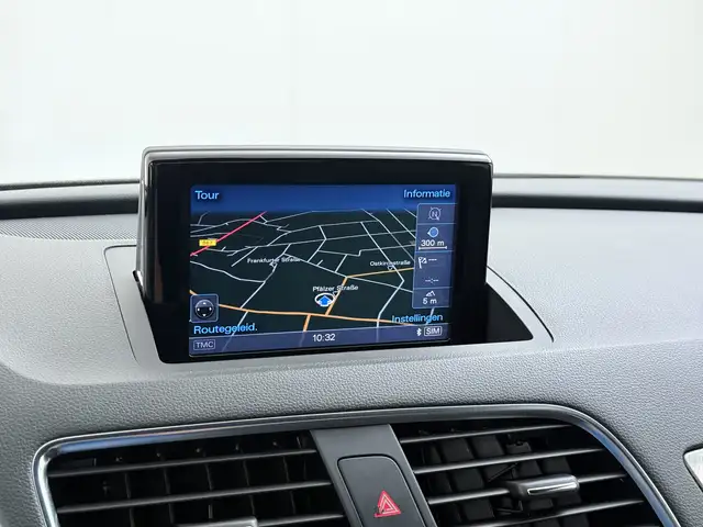 Audi Q3 view 11