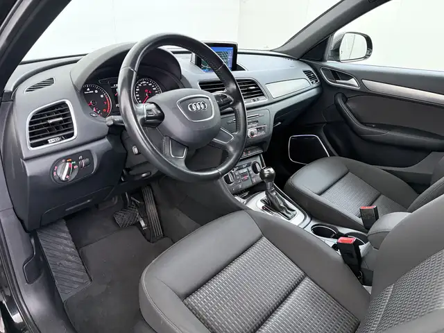 Audi Q3 view 8