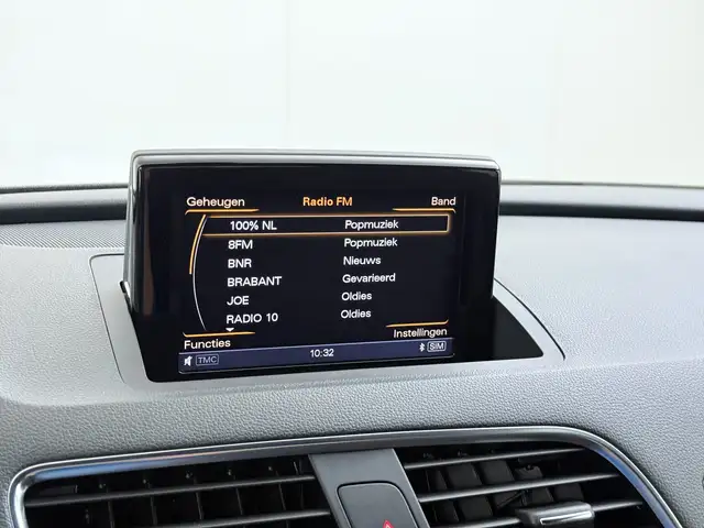 Audi Q3 view 13