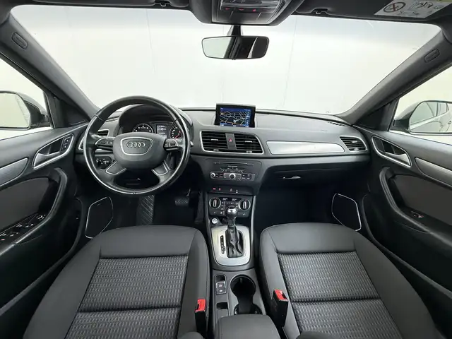 Audi Q3 view 3