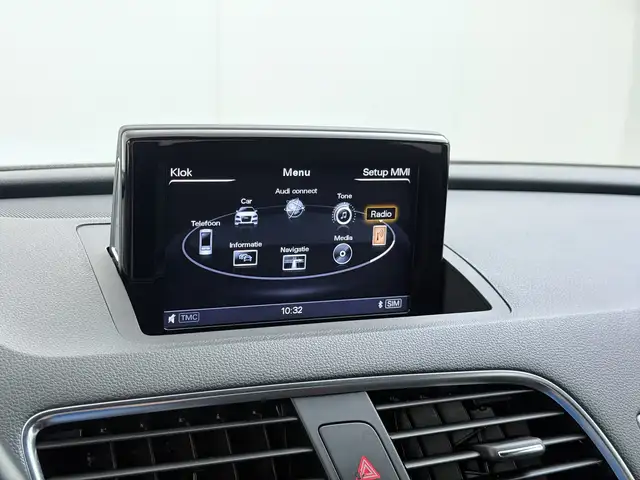Audi Q3 view 12