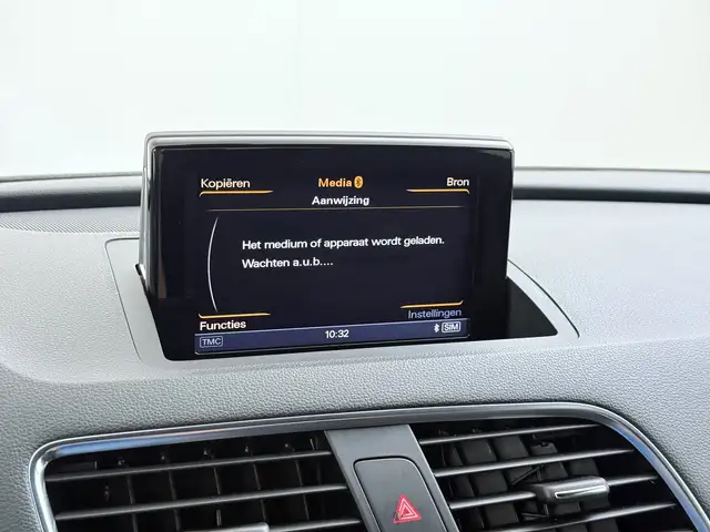 Audi Q3 view 14