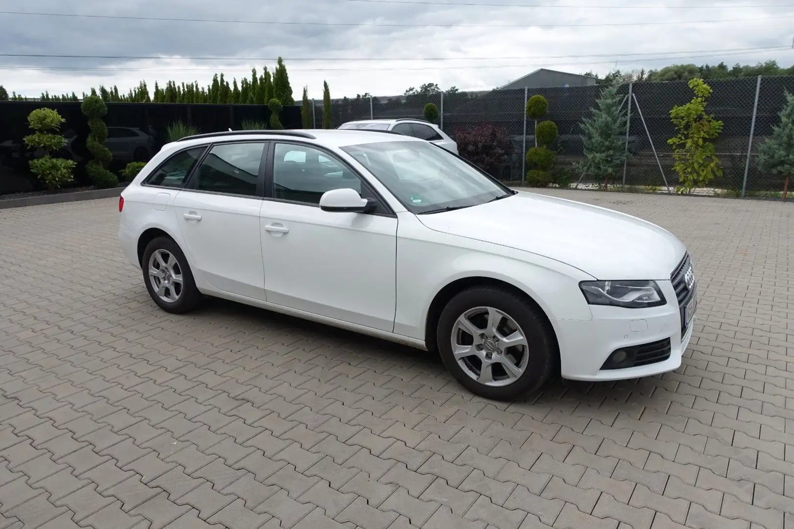 Audi A4 Avant 2.0TDI Attraction *Navi*Xenon* Blanc - 2