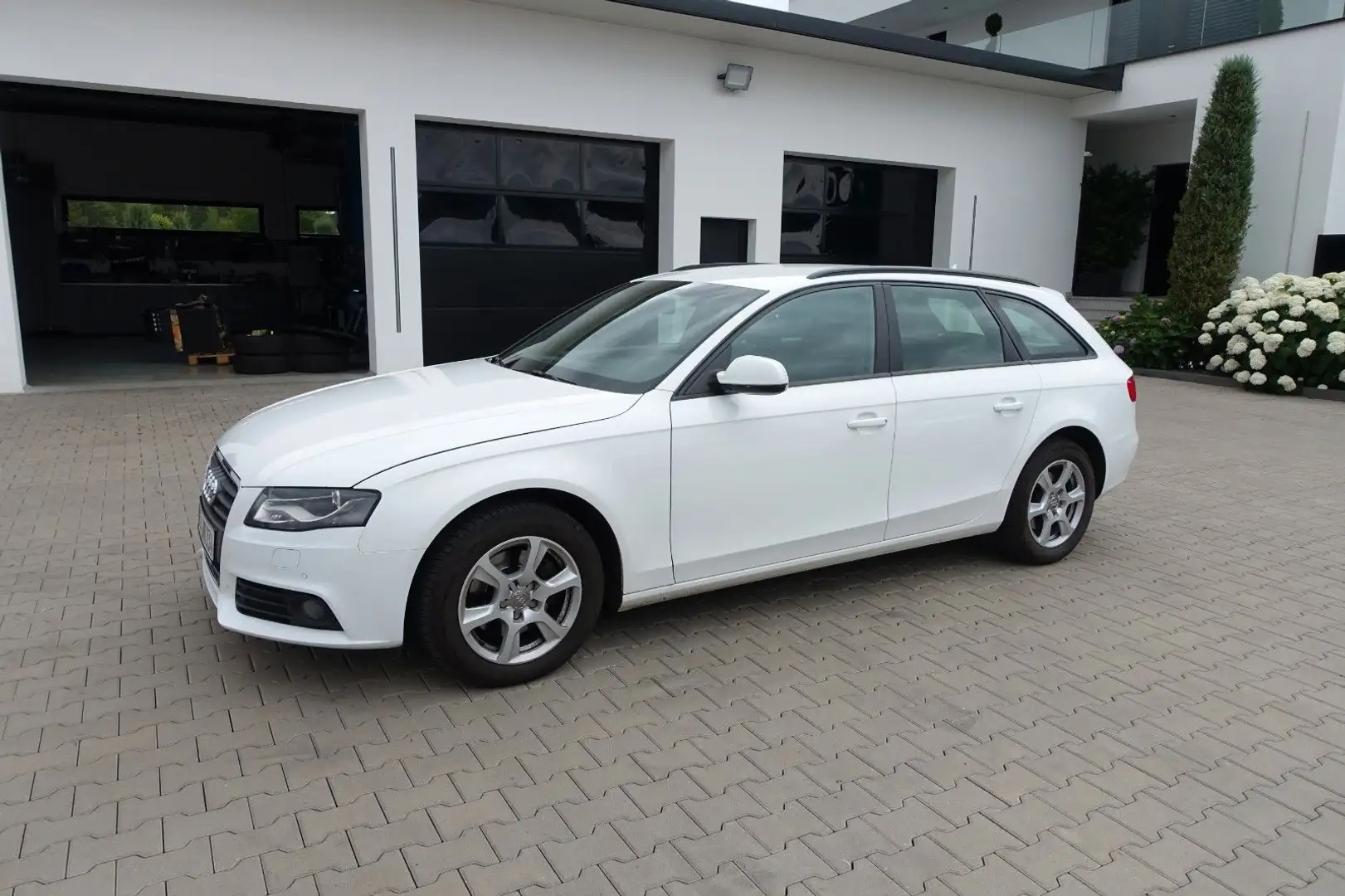 Audi A4 Avant 2.0TDI Attraction *Navi*Xenon* Blanc - 1