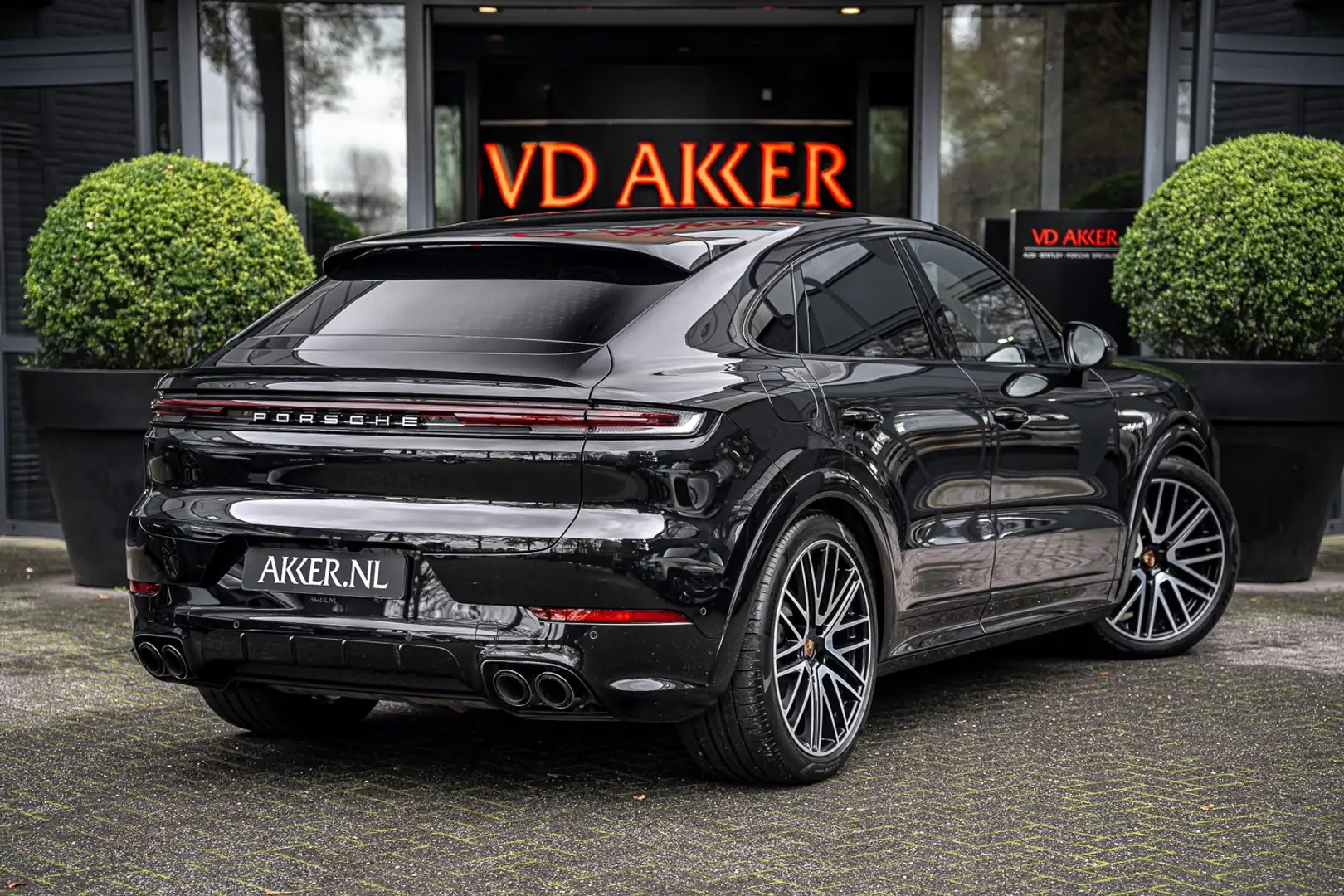 Porsche Cayenne Coupé E-Hybrid SportDesign Zwart | Luchtvering Grau - 2