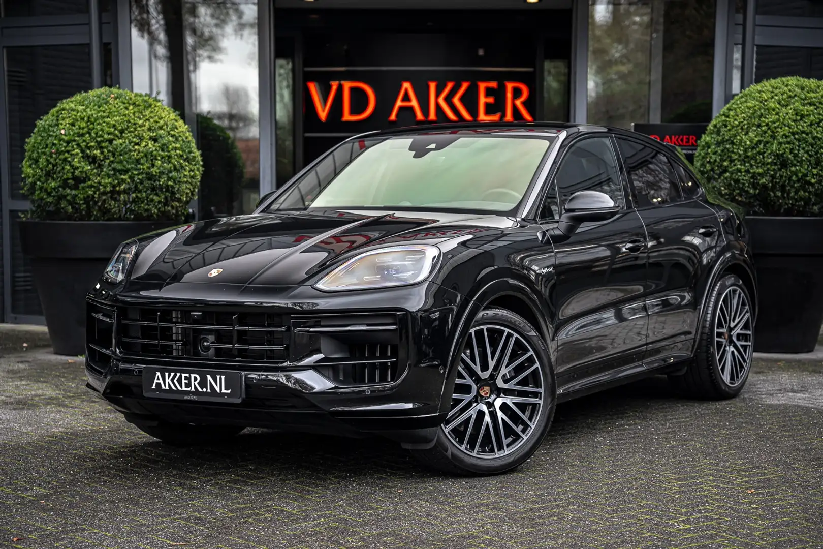 Porsche Cayenne Coupé E-Hybrid SportDesign Zwart | Luchtvering Grau - 1