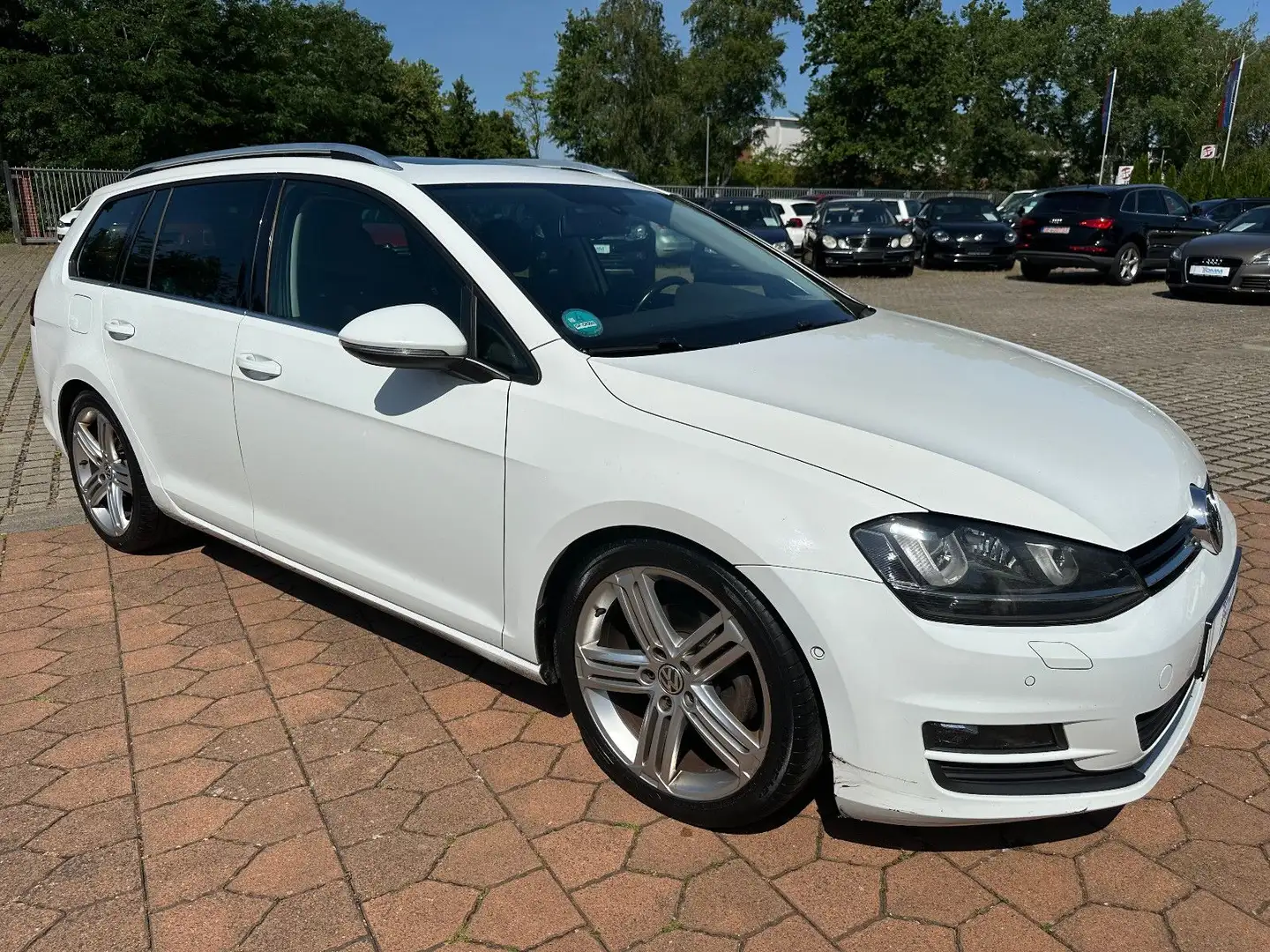 Volkswagen Golf VII Variant 2.0 TDI Highline / XENON / PANO Weiß - 2