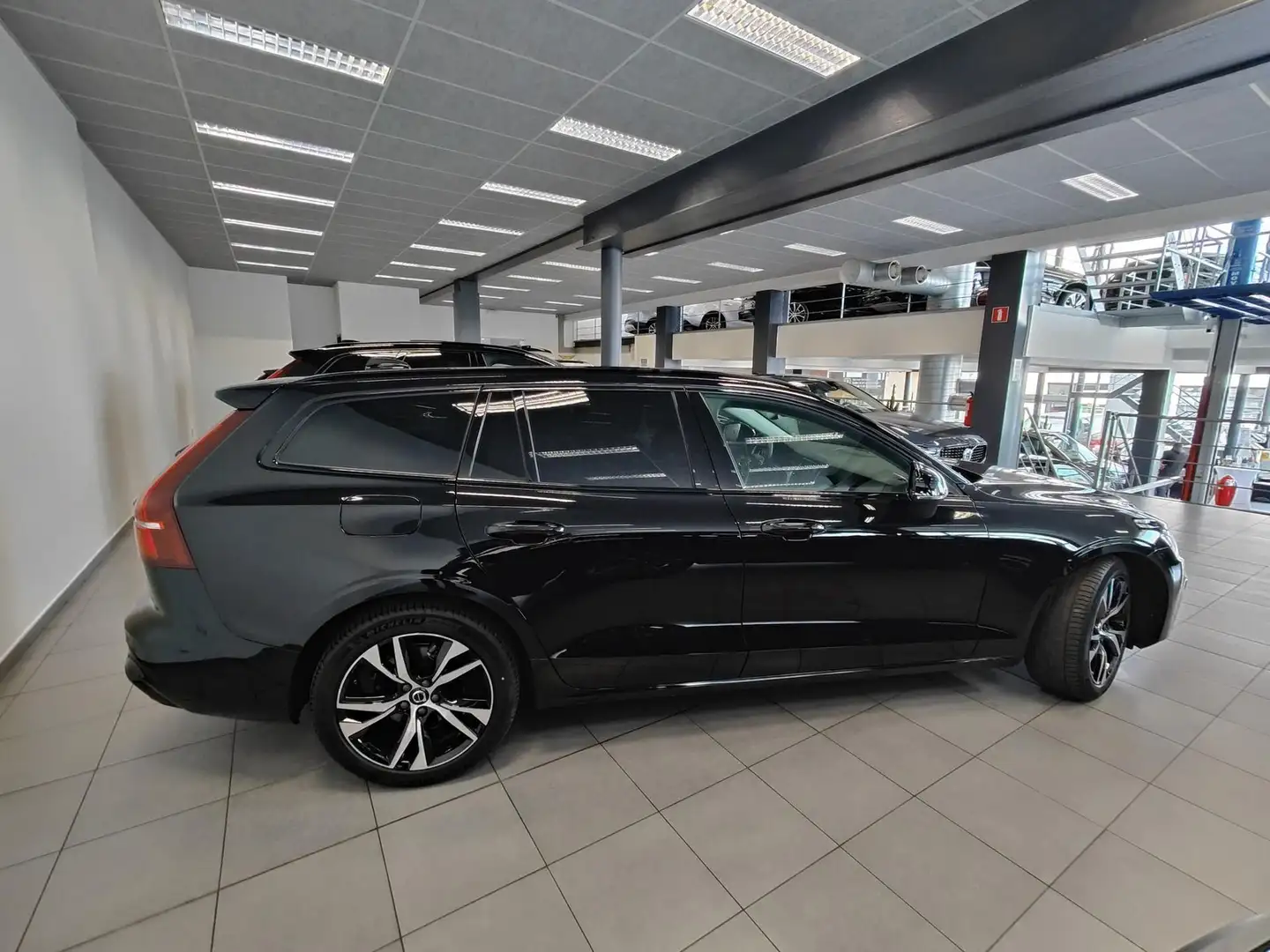 Volvo V60 PLUS DARK B4  HYBRID BENZINE AUTOMAAT FULL OPTION - 2