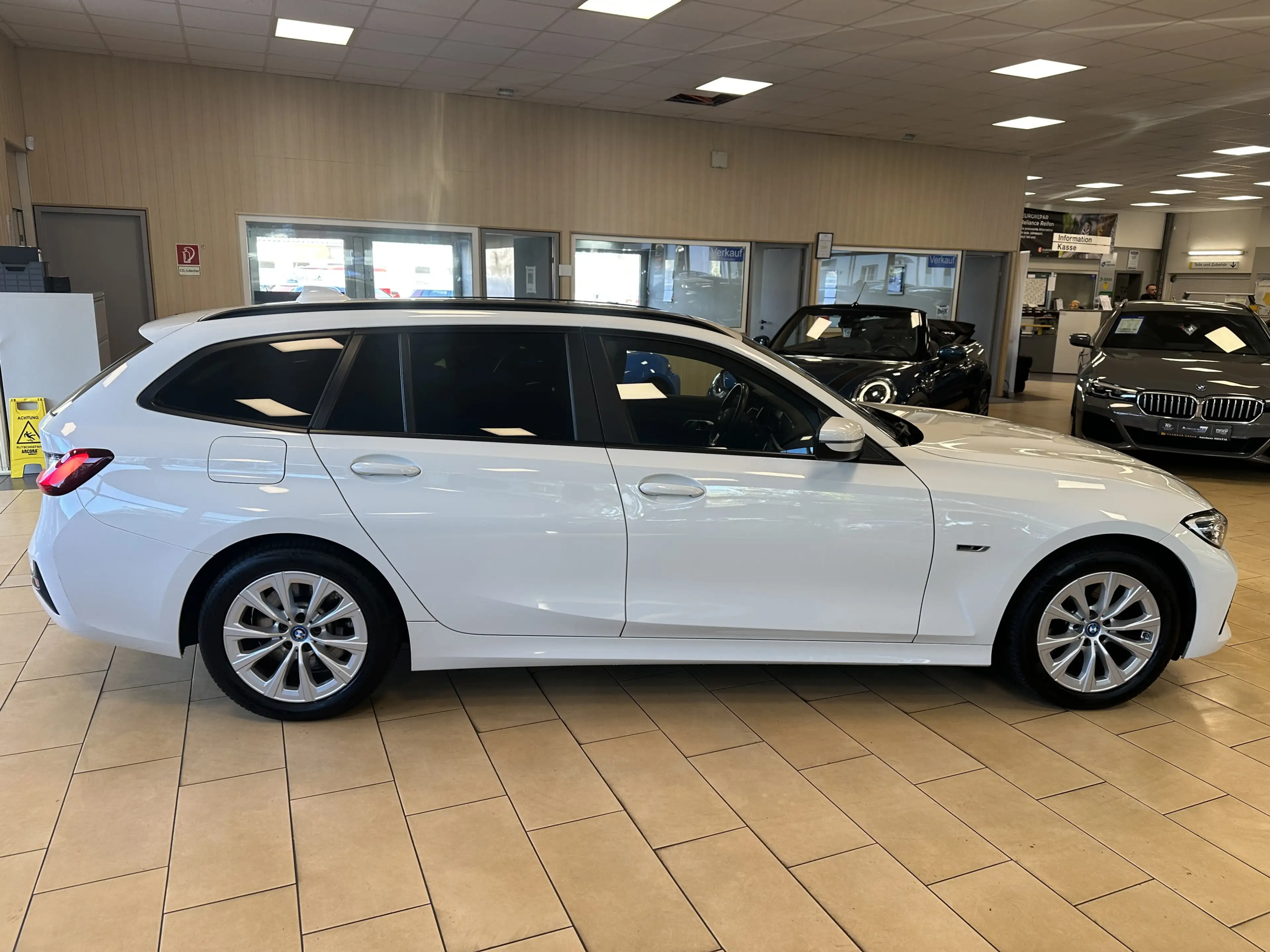BMW 320 Plug-In*AHK*ACC*Pano*ST-heiz*Ambiente*Leder* — photo 4