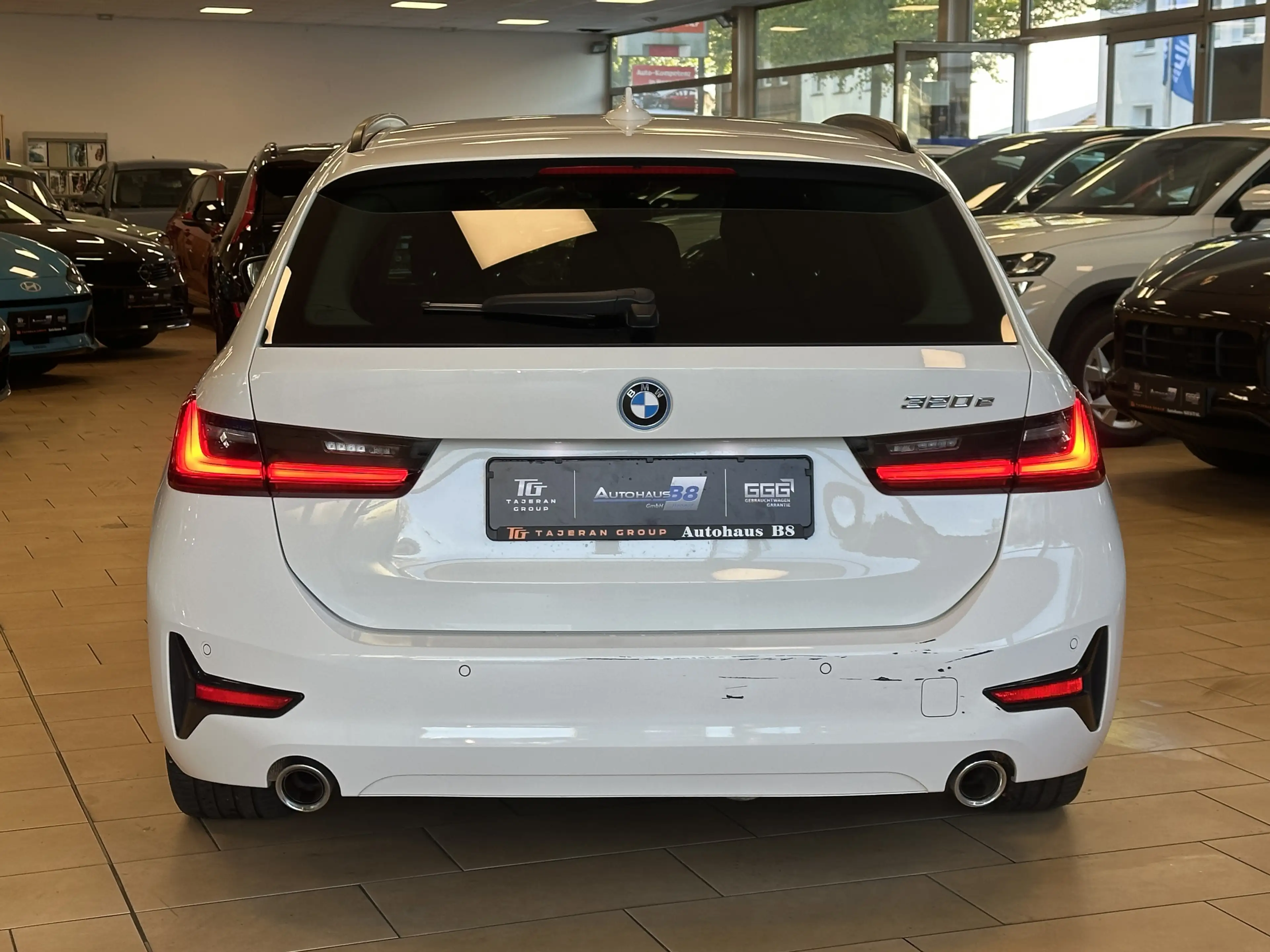 BMW 320 Plug-In*AHK*ACC*Pano*ST-heiz*Ambiente*Leder* — photo 6