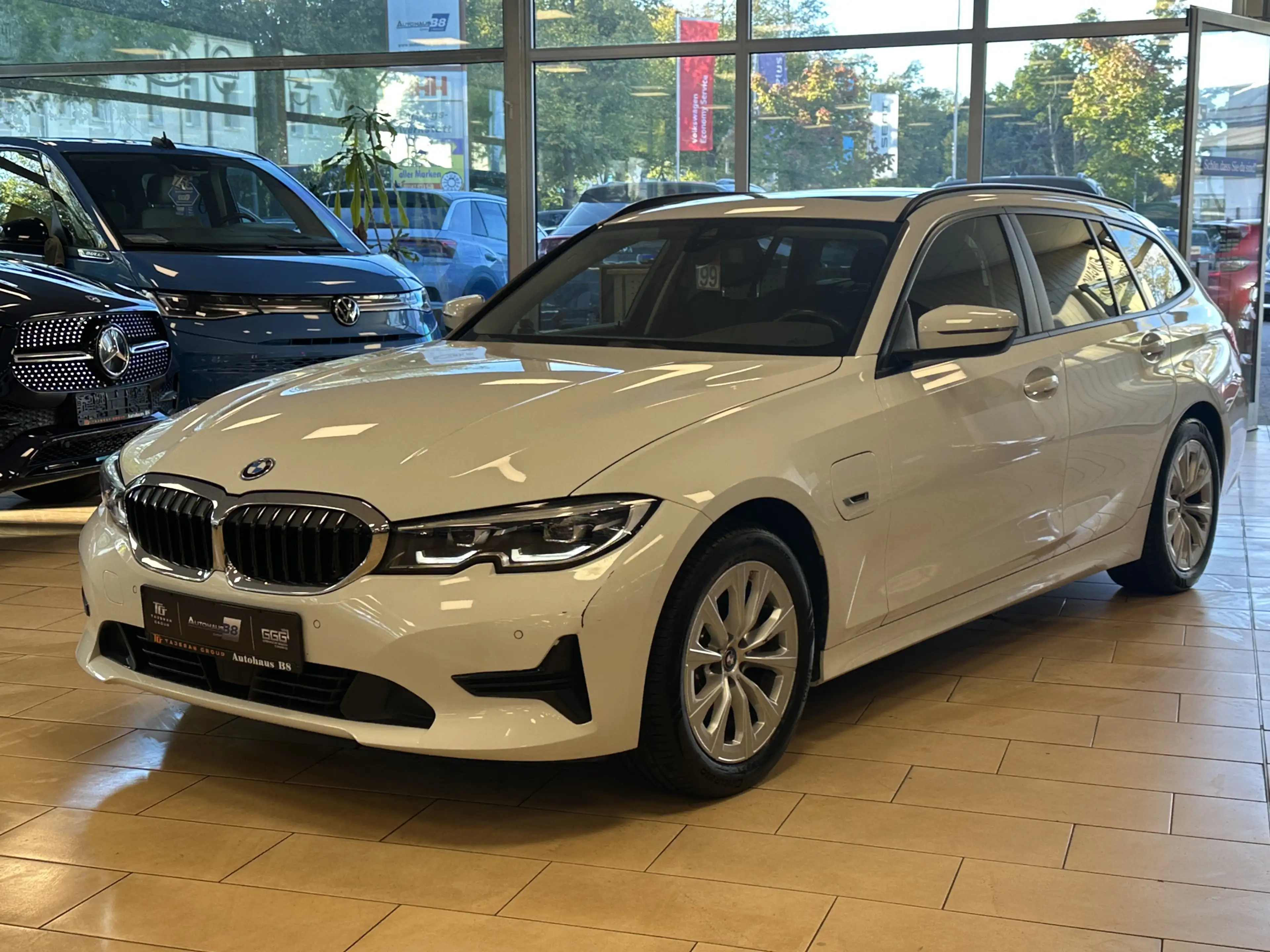 BMW 320 Plug-In*AHK*ACC*Pano*ST-heiz*Ambiente*Leder* — photo 3