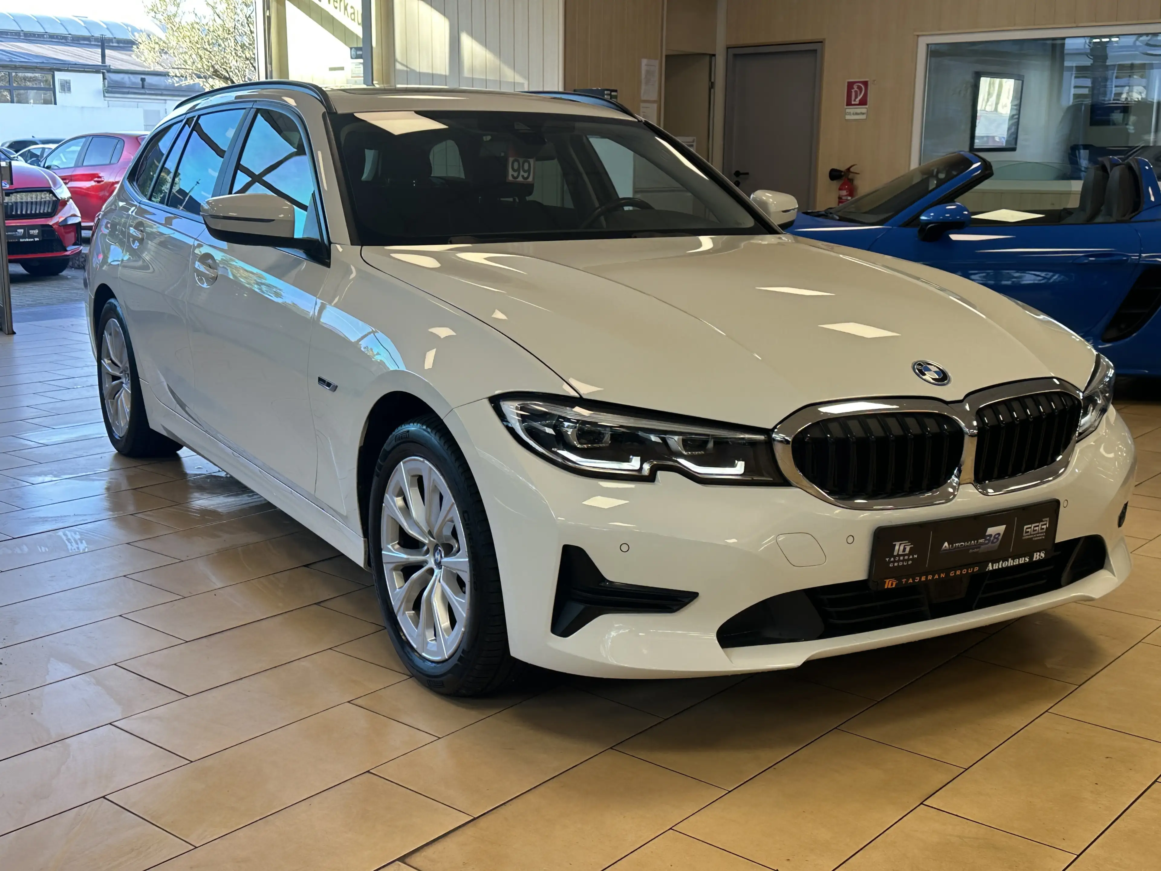 BMW 320 Plug-In*AHK*ACC*Pano*ST-heiz*Ambiente*Leder*