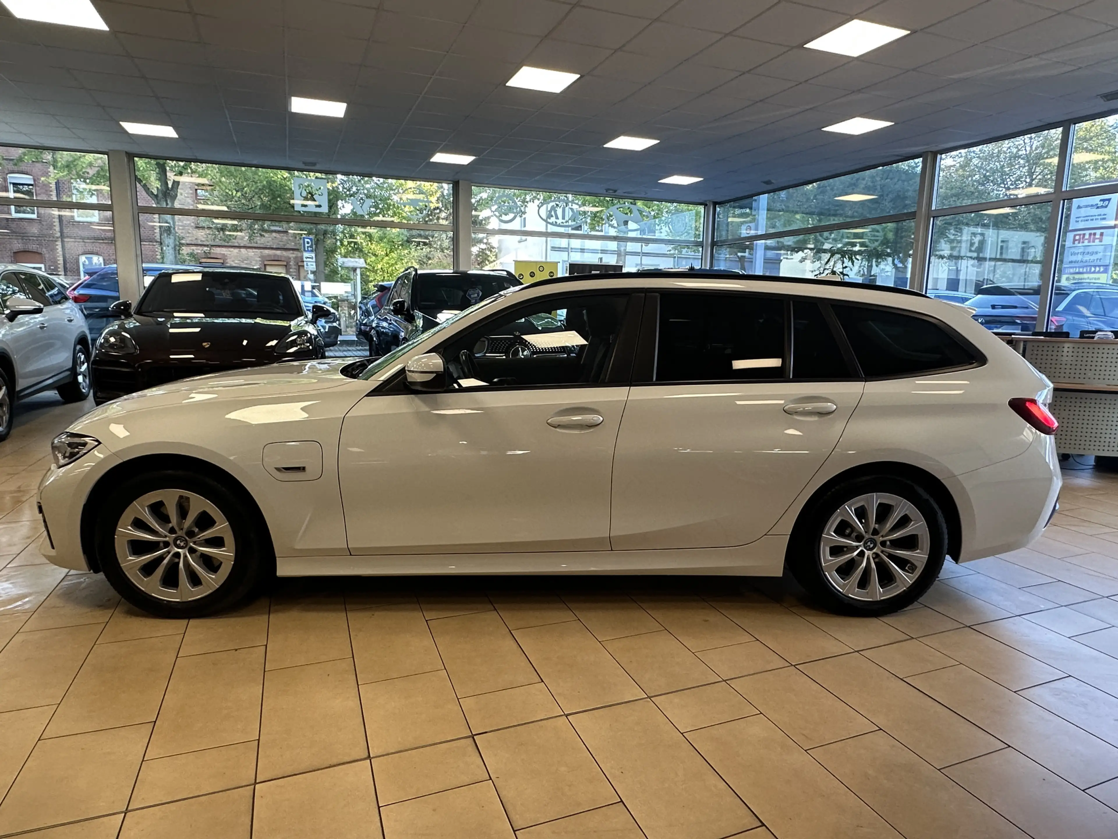 BMW 320 Plug-In*AHK*ACC*Pano*ST-heiz*Ambiente*Leder* — photo 11