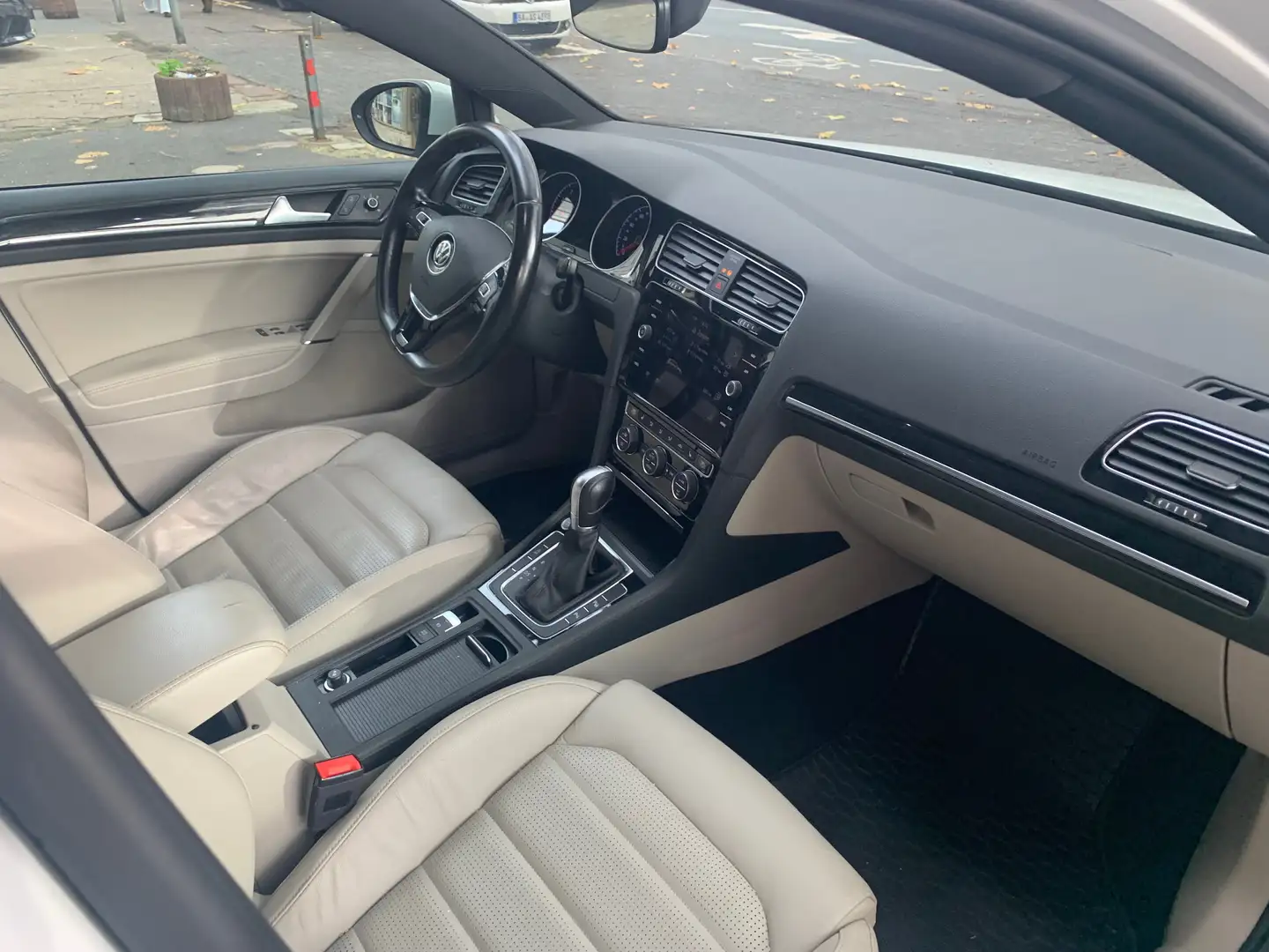 Volkswagen Golf Highline BlueMotion 1,5 TGI DSG PAN SSD LEDER NAVI Weiß - 2