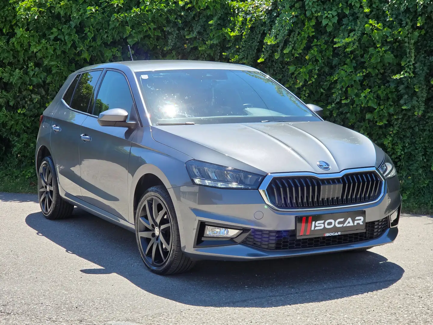 Skoda Fabia 1.0 TSI // AUTOMATIK / NAVI / PARKSENSOREN / AHK / WENIG KM // Grau - 1