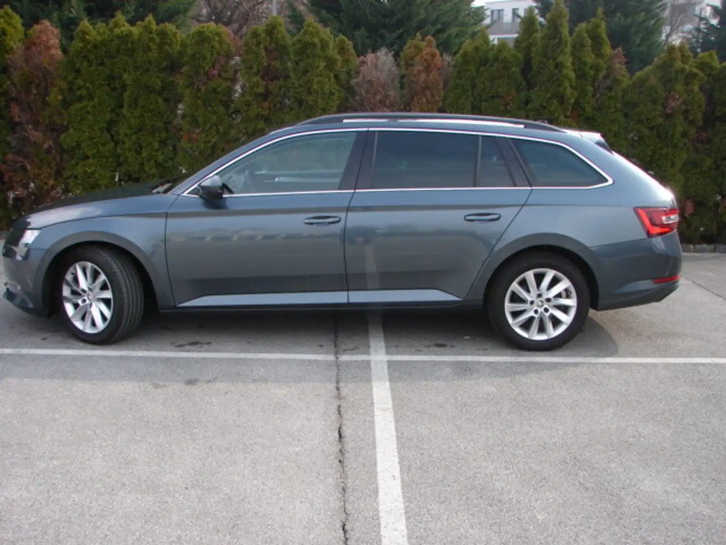 Skoda Superb Kombi 2,0 TDI Ambition DSG Grau - 2