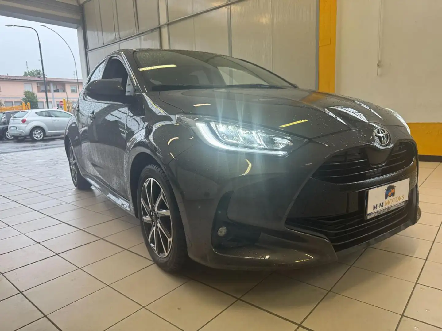 Toyota Yaris 1.0 5 porte Dynamic  UNICO PROPRIETARIO Grijs - 1