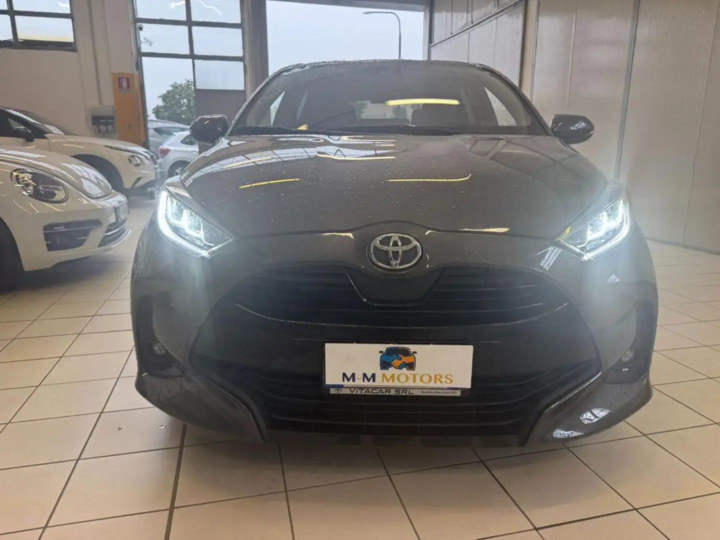 Toyota Yaris 1.0 5 porte Dynamic  UNICO PROPRIETARIO Grijs - 2