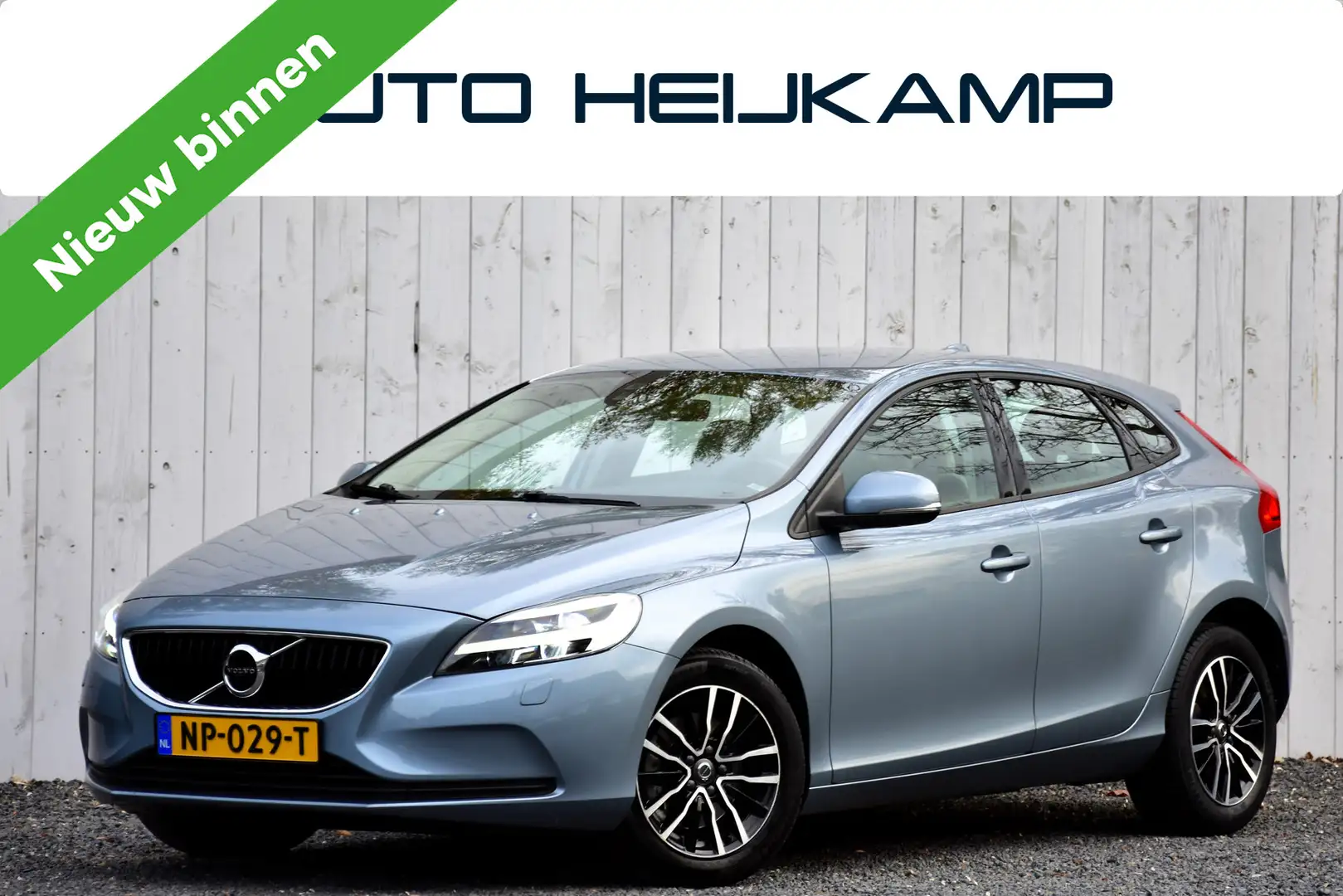 Volvo V40 2.0 T2 Momentum | Led | NL-Auto | Dealeronderhoude Blauw - 1