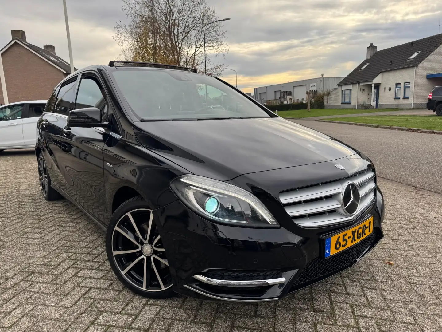 Mercedes-Benz B 200 Ambition AUTOMAAT,Pano,Xenon,Leer Zwart - 2