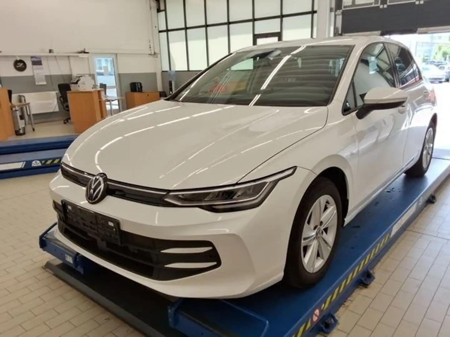 Volkswagen Golf VIII 1.5 TSI Life *LED*NAVI*PARKSENSOR* Weiß - 2
