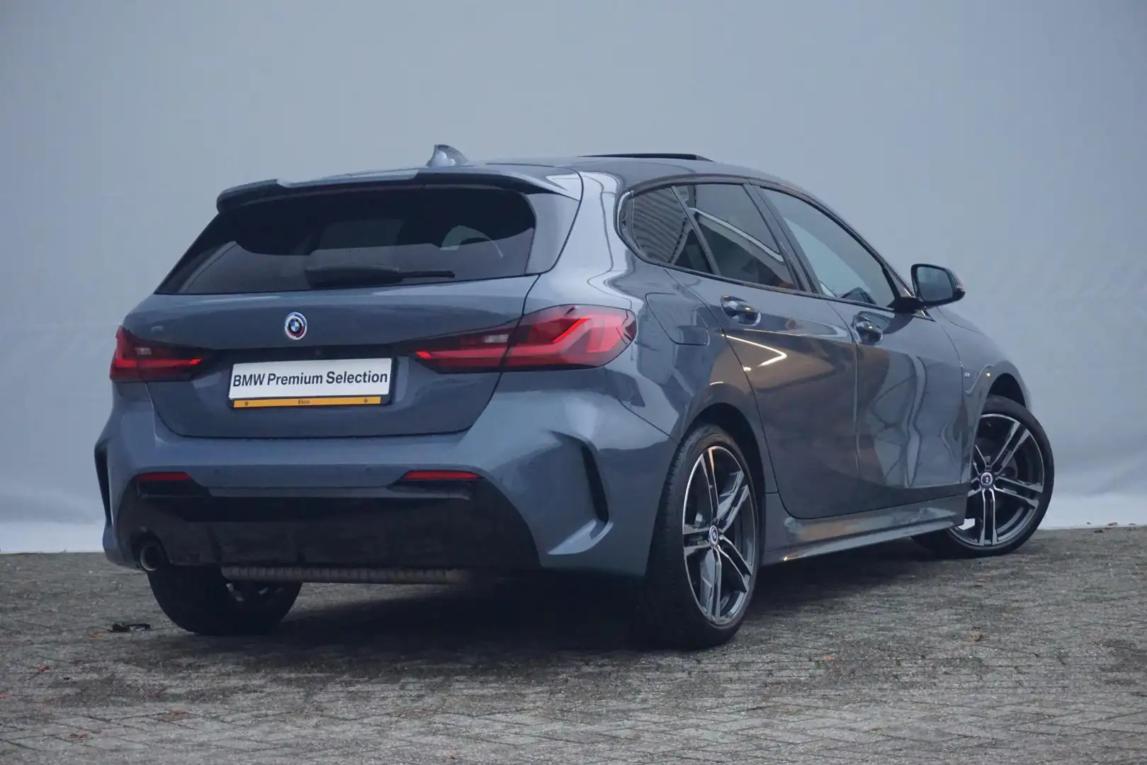 BMW 118 1-serie 118i M Sport | Panoramadak / Sportstoelen Gris - 2