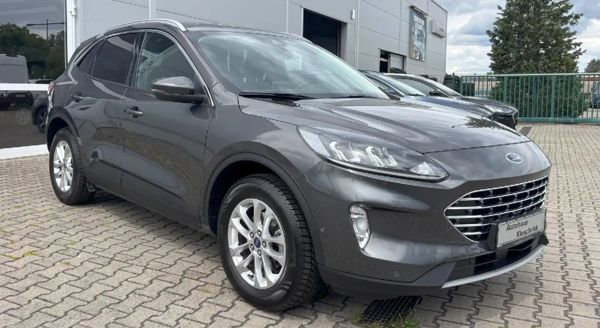Ford Kuga Titanium Grau - 1